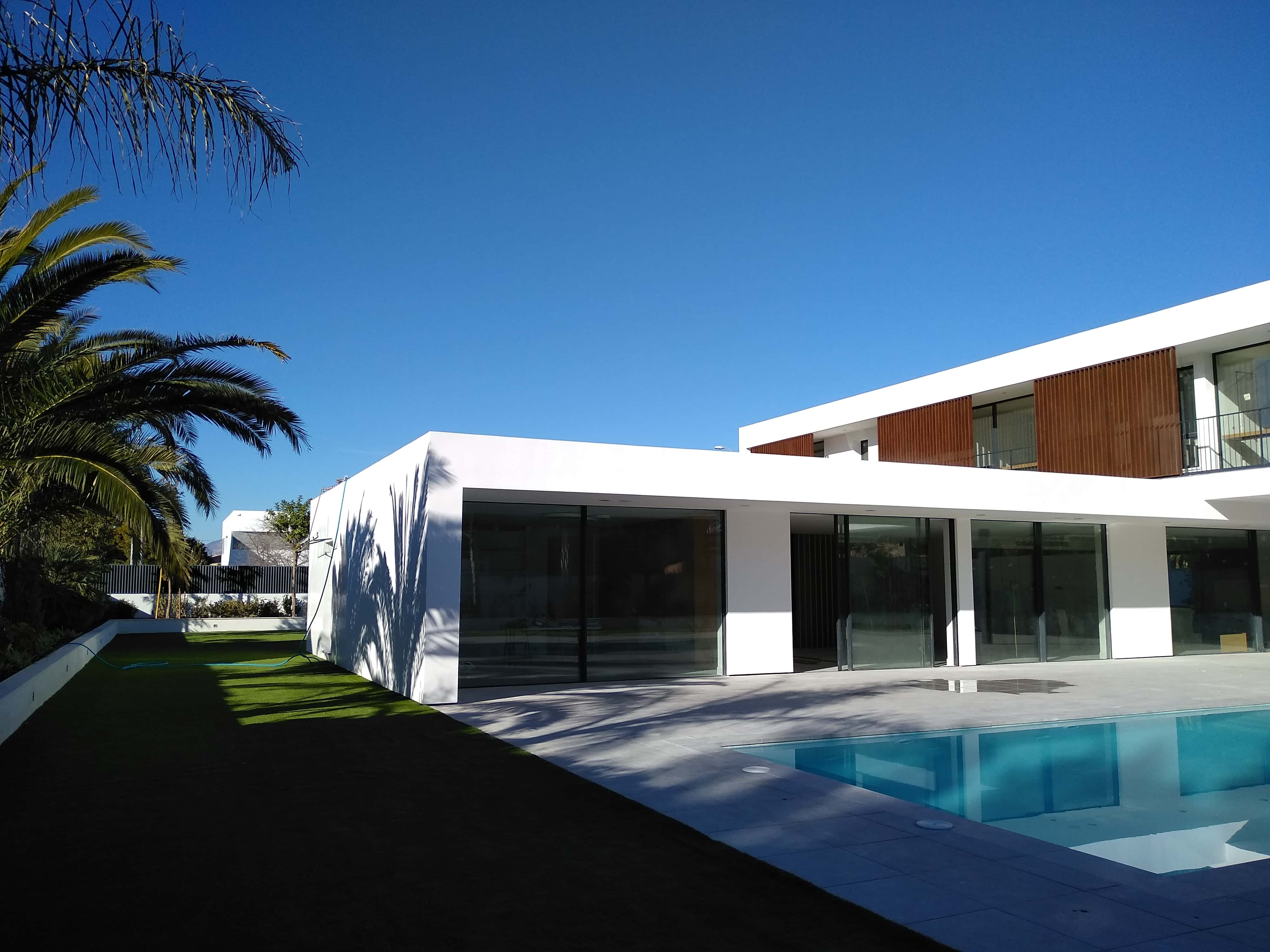 Majestuosa construcción de vivienda unifamiliar con piscina y jardín